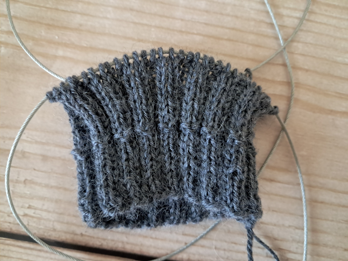 Резиночка на носках , которые начала вязать.