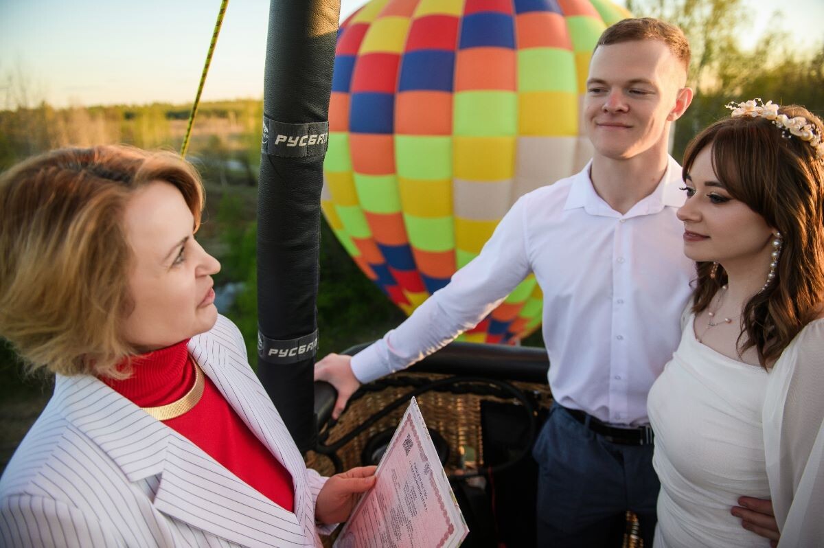    Возлюбленные вернулись на землю уже в новом статусе — мужа и жены