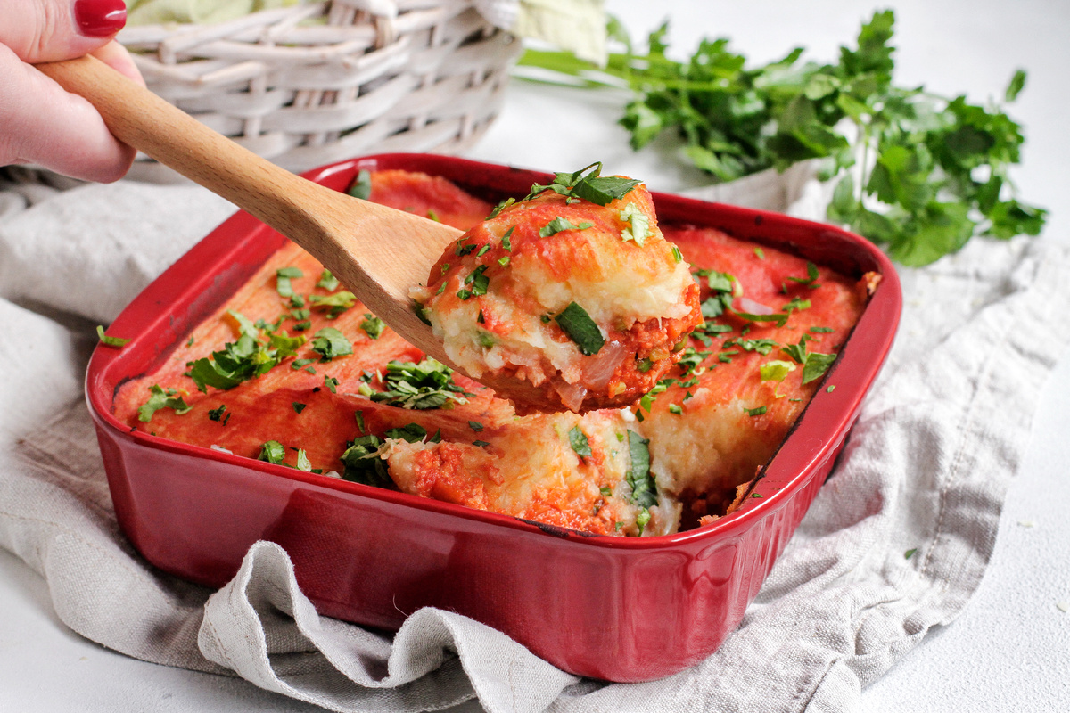 Шотландская запеканка с растительным мясом, картофелем и сельдереем в томатном соусе