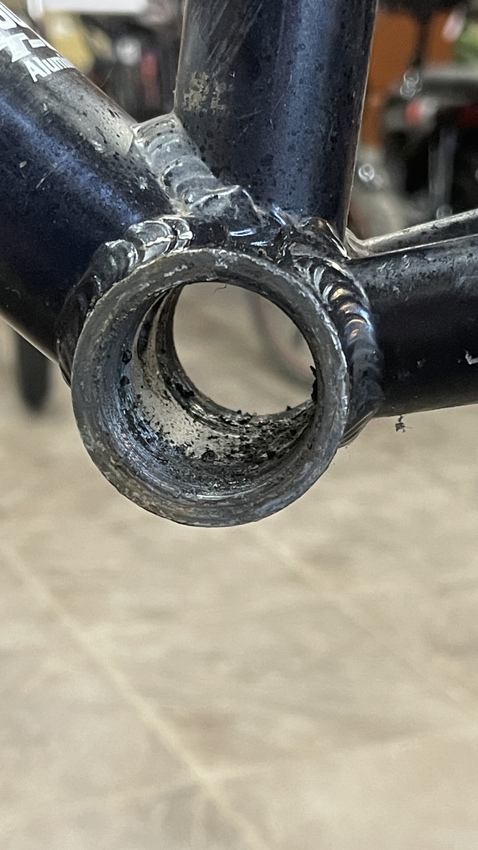 Кареточный стакан после демонтажа каретки