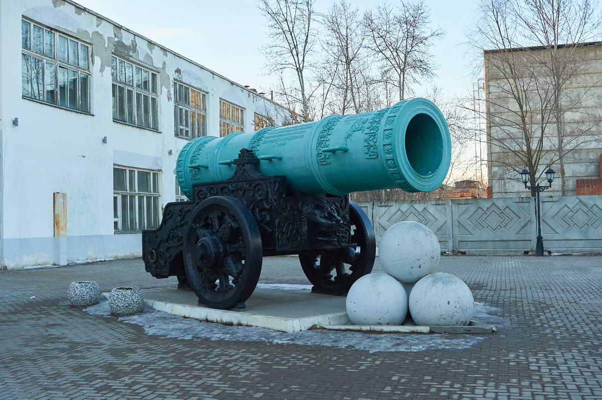 Царь-Пушка в городе Ижевске у Проходной Ижсталь. Фото автора © Ю.А. Карачев 2025 год, Сайты: ykarachev.ru Фото и Жизнь. приобрести фото можно на https://lori.ru/Karachev
