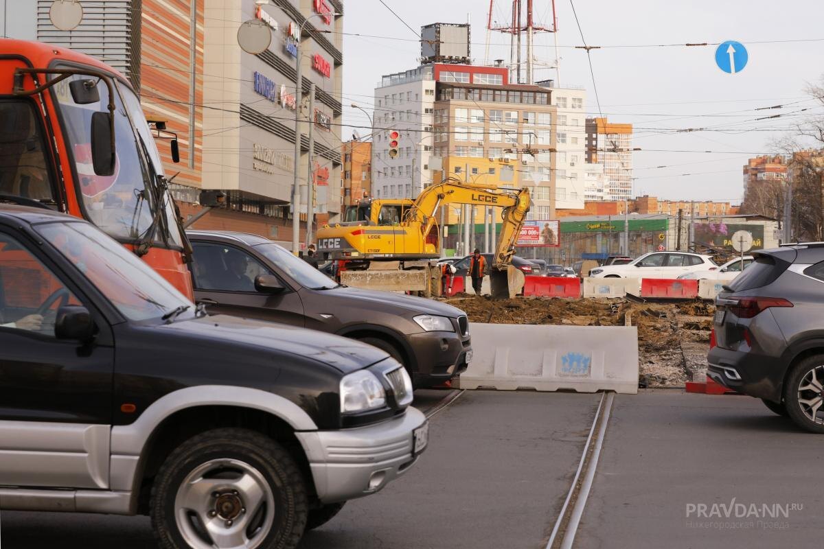    Автомобилисты намертво встали в районе площади Лядова, где сейчас меняют трамвайные пути