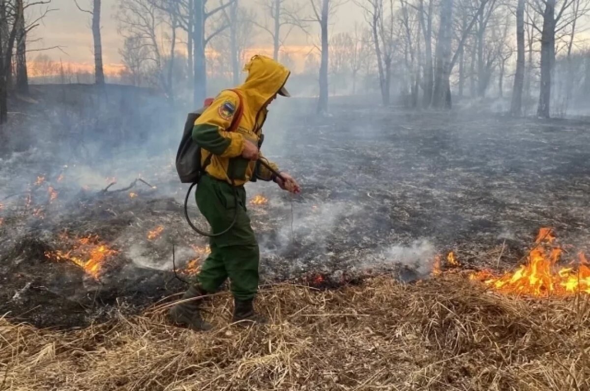    Тушение горящей травы в Минусинском районе.