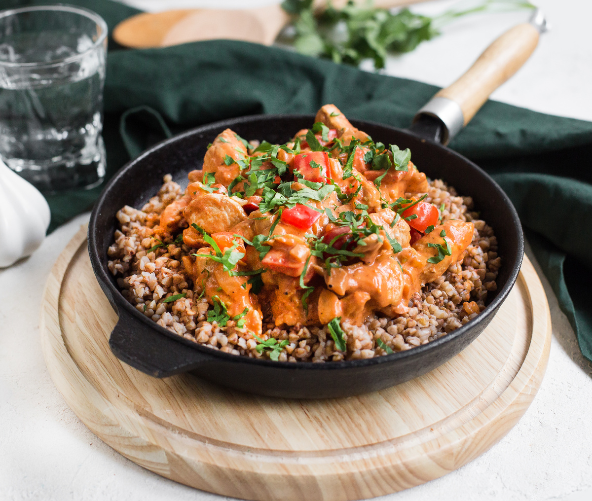 Индейка в томатно-сливочном соусе с гречкой