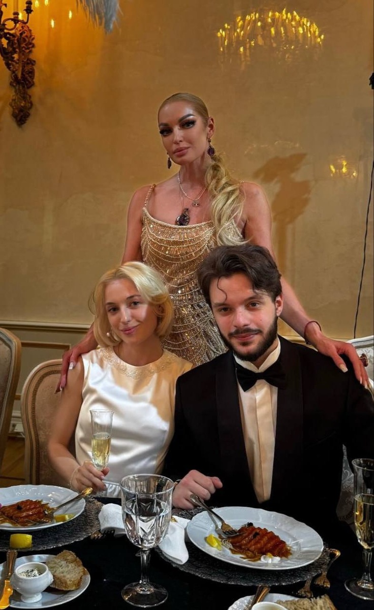 Сегодня в светской хронике обсуждается важное событие: дочь известной балерины Анастасии Волочковой, 19-летняя Ариадна, вышла замуж. Избранником юной девушки стал 23-летний Никита Григорян. Эта новость, безусловно, привлекла внимание общественности, ведь Анастасия Волочкова всегда находилась под пристальным вниманием прессы. Давайте узнаем подробности этого знаменательного дня для Ариадны и ее семьи.

Торжество в Санкт-Петербурге

Свадебная церемония проходит в роскошном особняке Мясникова, расположенном в Санкт-Петербурге. Это место, известное своей изысканной архитектурой и богатой историей, идеально подходит для такого важного события. Особняк Мясникова является популярной площадкой для проведения торжественных мероприятий и свадеб, что подчеркивает элегантность и значимость этого дня для Ариадны и Никиты.

Пока информации о других деталях торжества немного, но можно предположить, что свадьба оформлена с особым вкусом и вниманием к деталям, учитывая любовь Анастасии Волочковой к роскоши и красоте. Общественность с нетерпением ждет фотографий и подробностей с этого события, чтобы увидеть, как Ариадна и Никита начали свою совместную жизнь в окружении близких и друзей.

Поздравления молодоженам

Редакция [Название вашего новостного издания] присоединяется ко всем поздравлениям и желает Ариадне и Никите долгой и счастливой совместной жизни, наполненной любовью, взаимопониманием и благополучием. Мы будем следить за развитием событий и сообщать вам все новые подробности этого знаменательного дня.