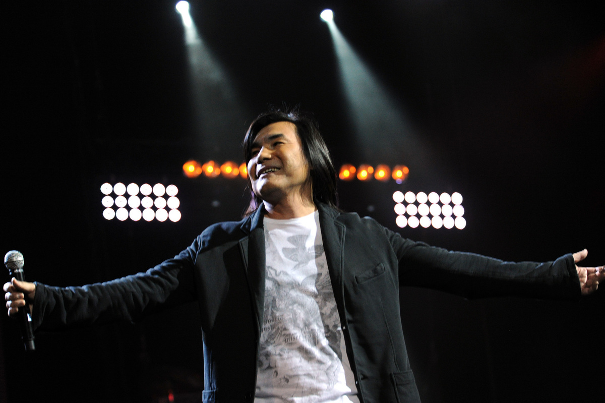    Батырхан Шукенов родился в многодетной семье в Кызылорде (Казахская ССР) 18 мая 1962 года. После окончания общеобразовательной школы Шукенов поступил в Ленинградский государственный институт культуры имени Н.К. Крупской, где учился на оркестровом отделении по классу саксофона / Legion-Media / Persona Stars