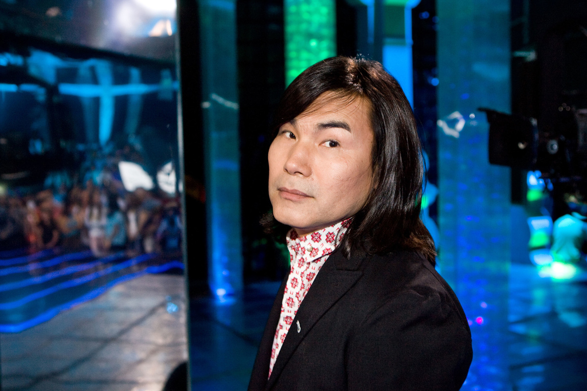    В начале 1980-х Шукенов продолжил образование в Алма-Атинской государственной консерватории имени Курмангазы Сагырбаева. Там он встретил Байгали Серкебаева, Владимира Миклошича и Булата Сыздыкова, которые играли в ВИА «Арай». Шукенова приняли в аккомпанирующий ансамбль Розы Рымбаевой / Legion-Media / Persona Stars