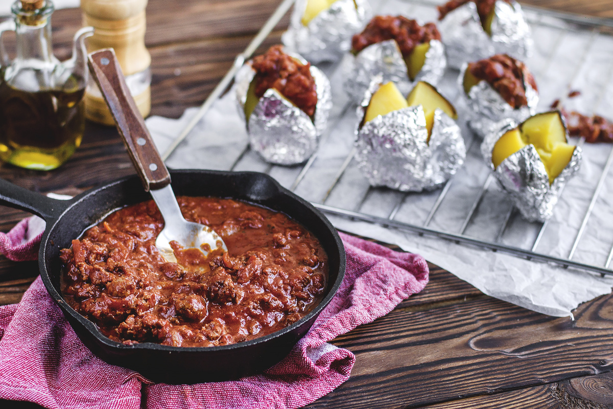 Запеченная Мадам Картошка с мясным соусом и травами