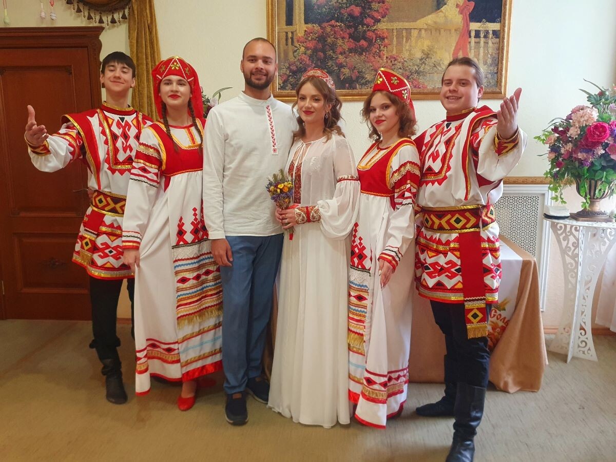    Зал был оформлен в русском стиле, гостей встречали куличами, самоваром, народными песнями и хороводами