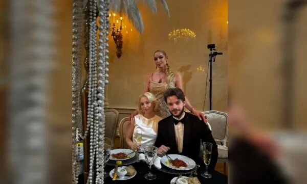    Никита Григорян с женой и тещей. Фото: соцсети