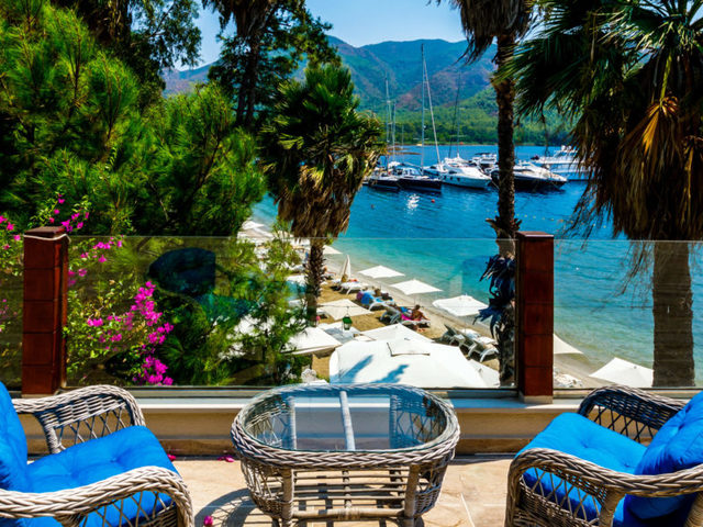 Балкон в одном из номеров. Фото взято с сайта Travelata.