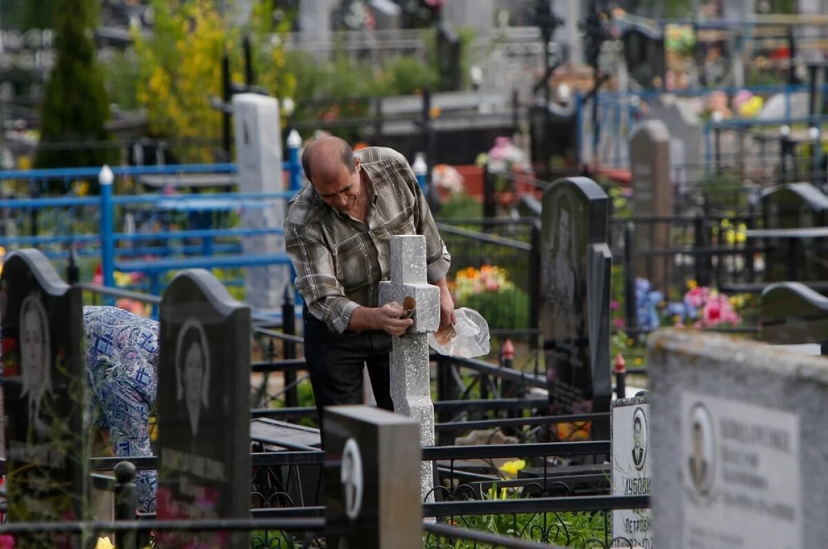    Радоница — это день, когда с точки зрения церковных правил, надо посещать кладбище, в противовес распространившейся в последнее время привычки идти туда на Пасху.