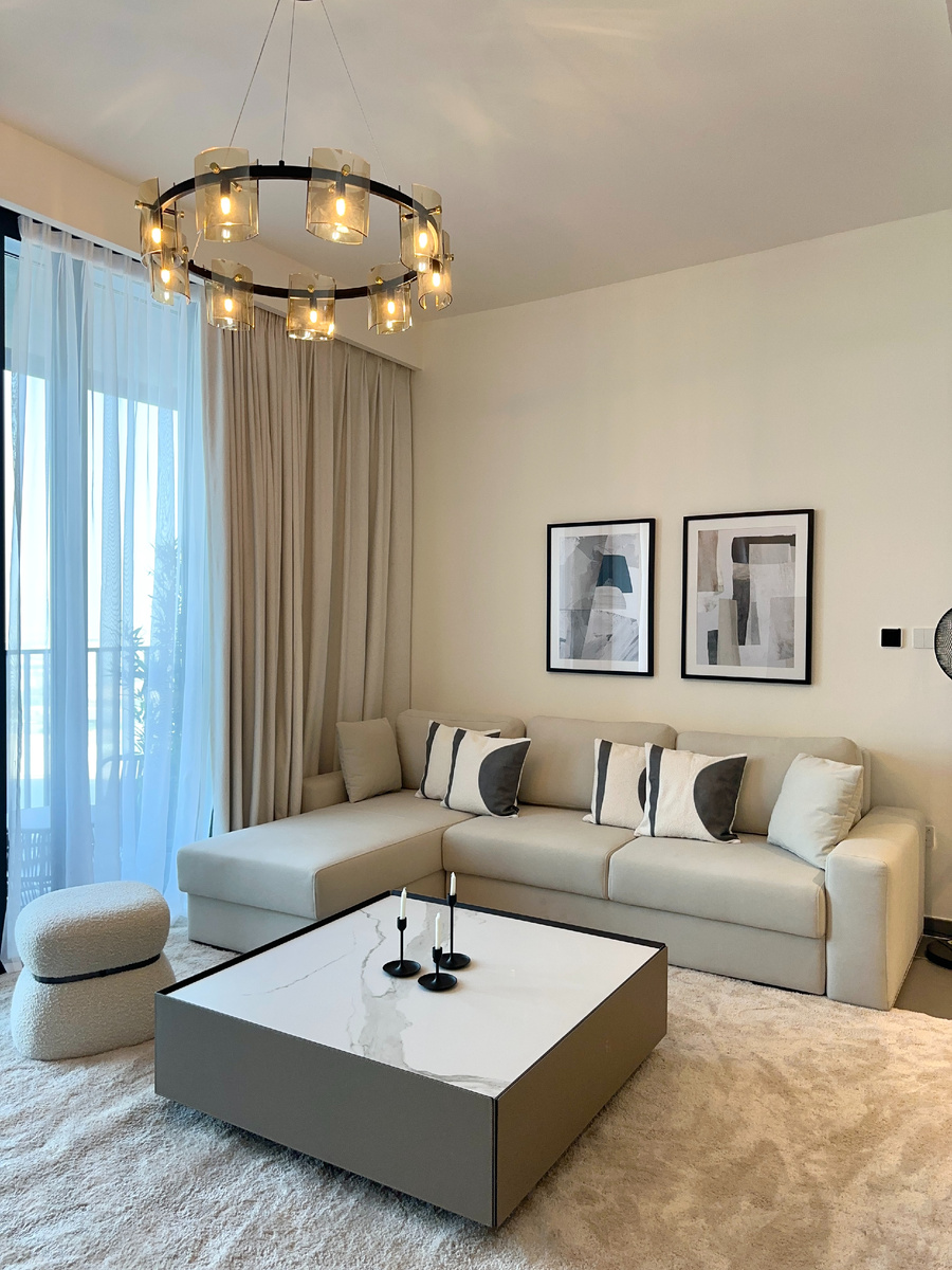 Уютная гостиная в нейтральных тонах, проект Furni 