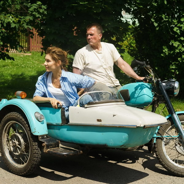     Комедию «Свидетели» с Еленой Подкаминской и Антоном Васильевым покажет ТНТ