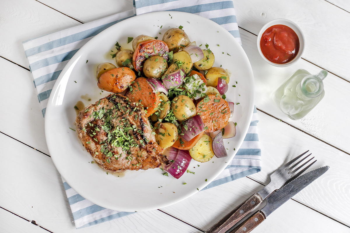 Стейки из свинины в маринаде Барбекю с картофелем и бататом