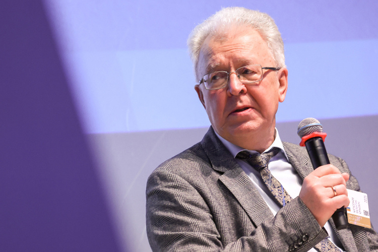    Валентин Катасонов: «Кстати, СССР (кроме Германии) был единственной великой державой, у которой не было никаких колоний и заморских территорий».   
Фото: «БИЗНЕС Online»