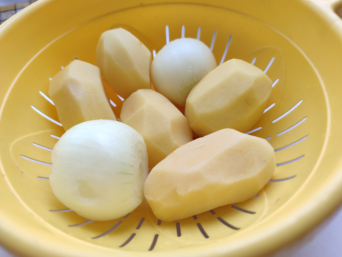 Это первый секрет хрустящей жареной картошки - дать стечь воде, и потом промокнуть нарезханный картофель.