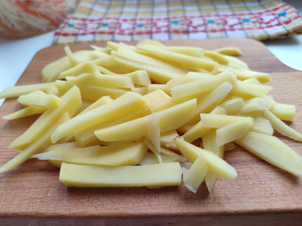 Потому нарезку промокнем чем-то. Тогда картошечка будет хрустящей.