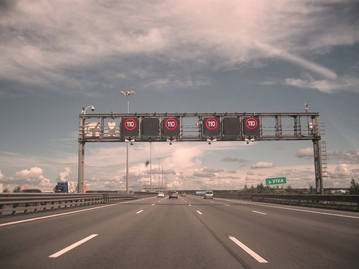 Едем в коттеджный посёлок в Ленинградской области. Иллюстрация - estate.gorbunovb2b.ru