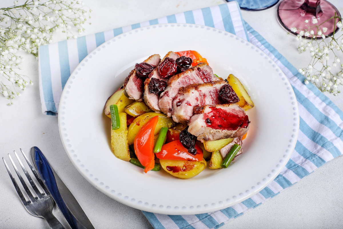 Утиная грудка в вишнёвом соусе с овощным миксом