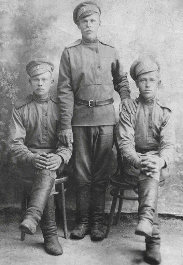 Рядовой Александр Самойлов в 1916 году перед отправкой на фронт, крайний справа