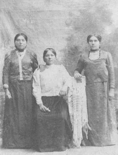 Татьяна Несчастливцева сидит в центре, будущая супруга Александра, 1918 год, Бирск