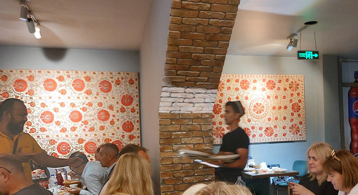 Сабир на фото крайний слева в Центре плова в Ташкенте