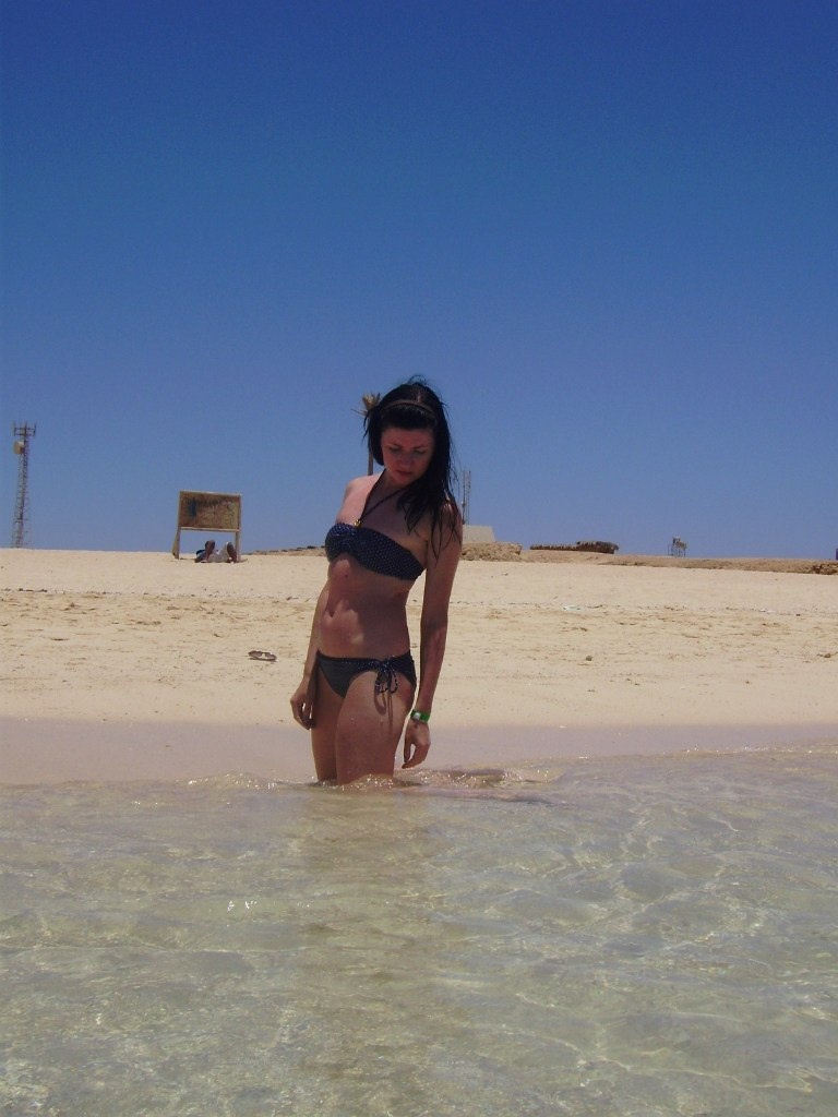 На заднем фоне "красота" на острове. В планах сделать фото Было/Стало