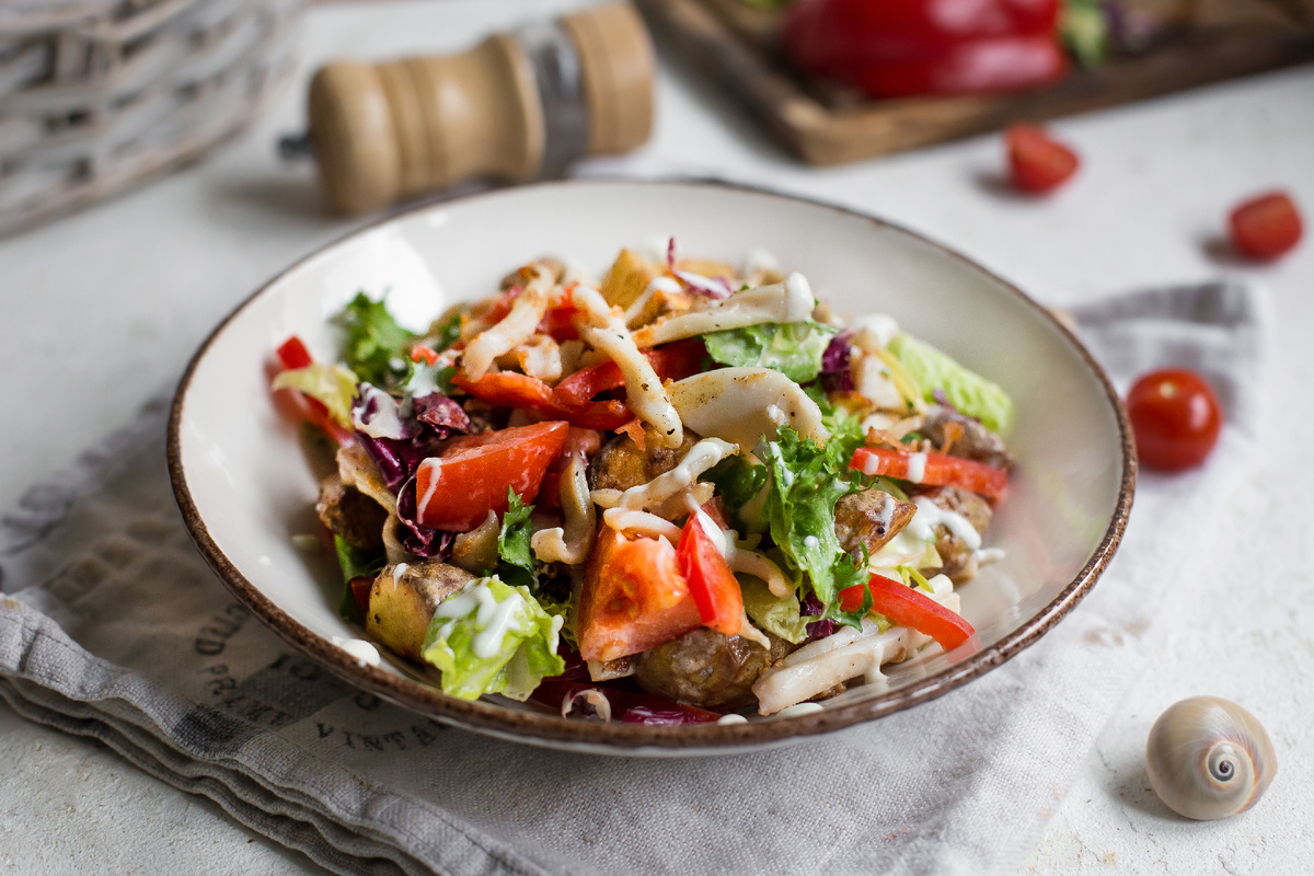 Греческий салат с кальмаром, картофелем и йогуртовой заправкой