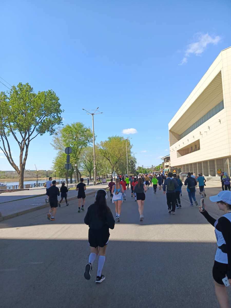 Бег в компании единомышленников - весна, солнце, небо, зелёные деревья, набережная... Счастье! ✨
