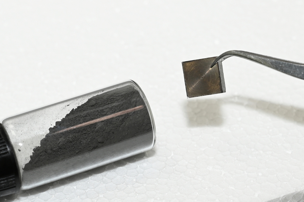 Порошок марганца-висмута (Mn-Bi) и постоянный магнит на их основе, разработанные исследовательской командой