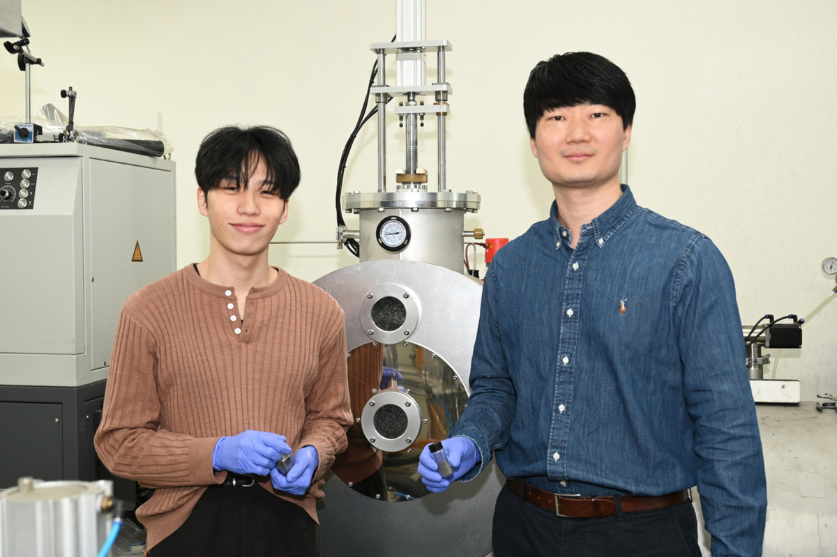 Студент-исследователь Сон Ён Ун (слева) и старший научный сотрудник Пак Чжи Хун (справа), проводившие исследование [Предоставлено Корейским институтом материаловедения].
