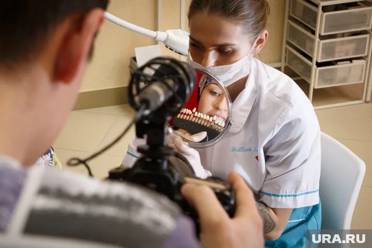 Женщина получала компенсацию за несуществующее лечение зубов
Фото: Александр Мамаев © URA.RU