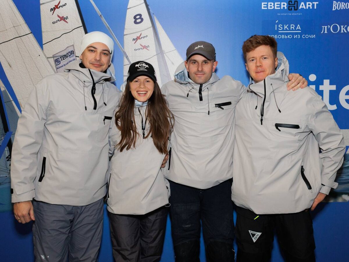 Команда яхтсменов в непромокаемых анораках Skyfall Reinar