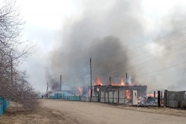    Огонь охватил жилые дома Фото: Telegram-канал «Чита Сегодня»