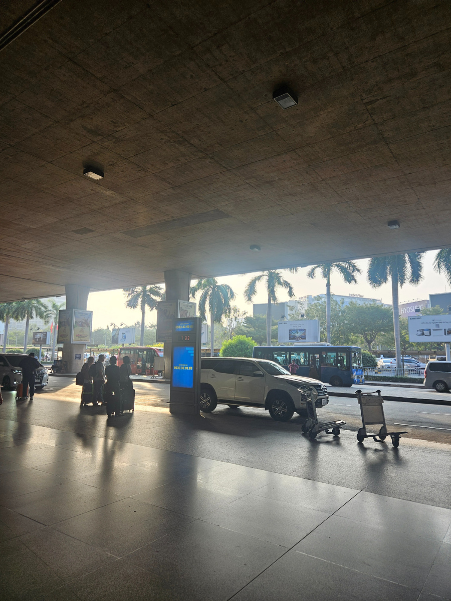 Стойки с такси, прямо при выходе из терминала.