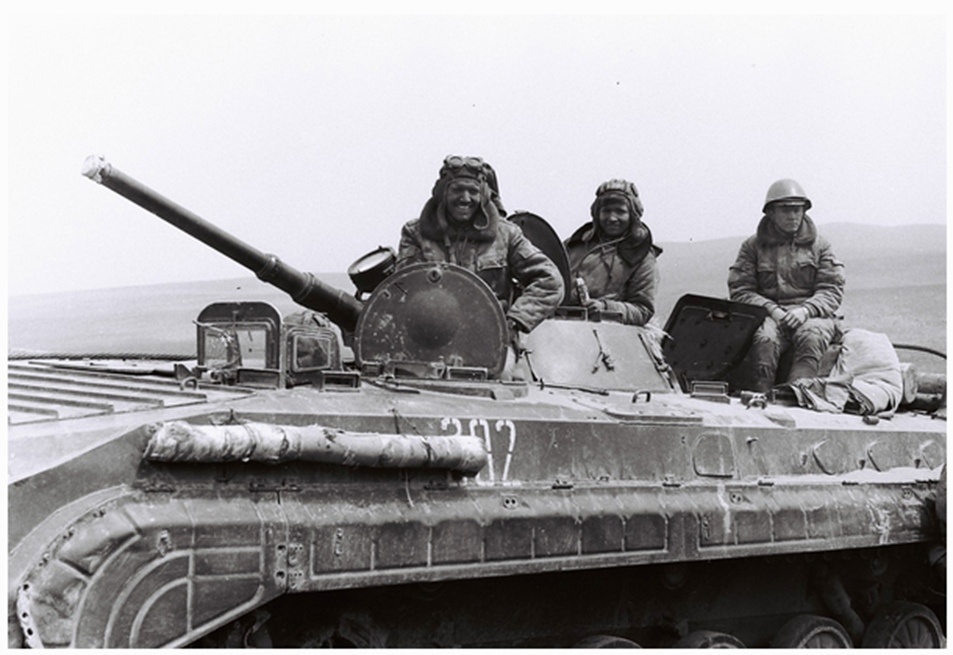 Слева направо - мехвод Олег Ичетовкин (за щитком немного лицо в шлеме видно), старшина заставы БМП- прапорщик Филин Е. Б., оператор наводчик Сатов – Сат, заряжающий 6-го расчёта минбата Андрей Бабурин.

И наша родная БМП №302, на которой прошли двухмесячный рейд. Моё место было за башней, как раз перед этой открытой «бабочкой». В этот люк и нырял при обстреле духов на подходе к Калайи-Нау…