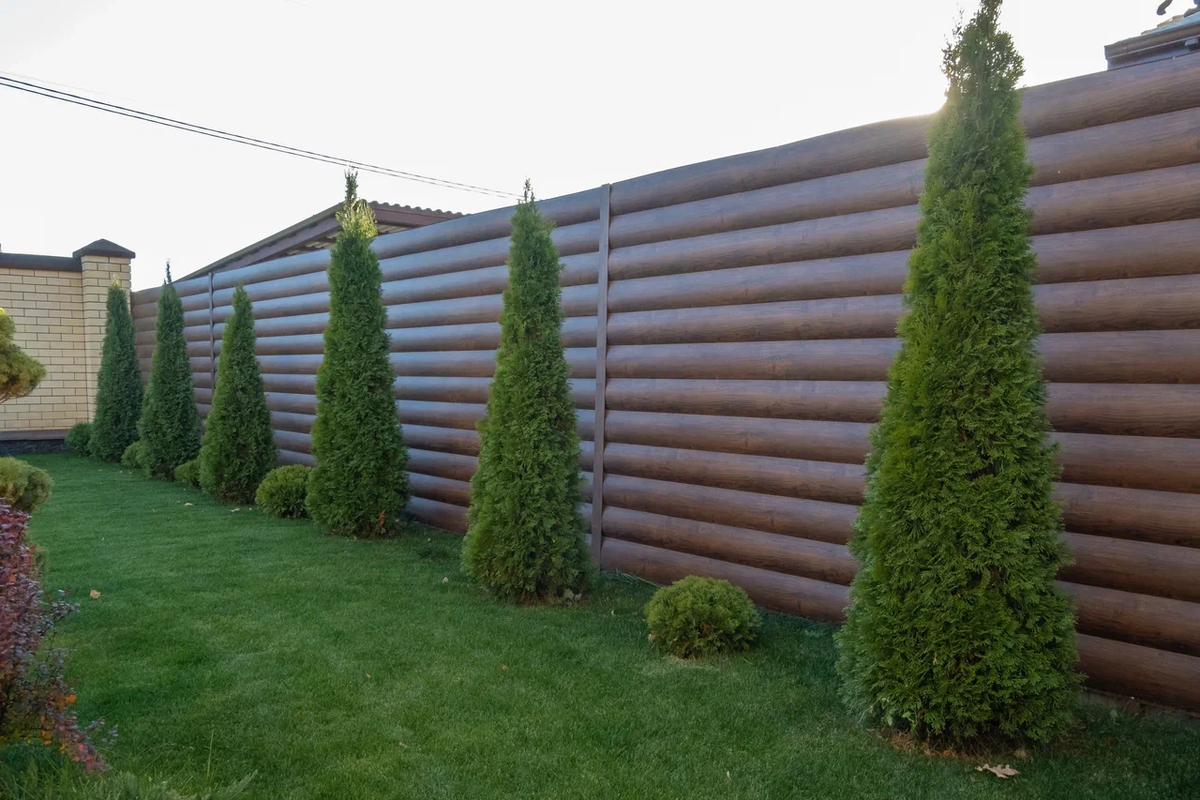 Забор из металлического сайдинга Woodstock в покрытии Ecosteel®.