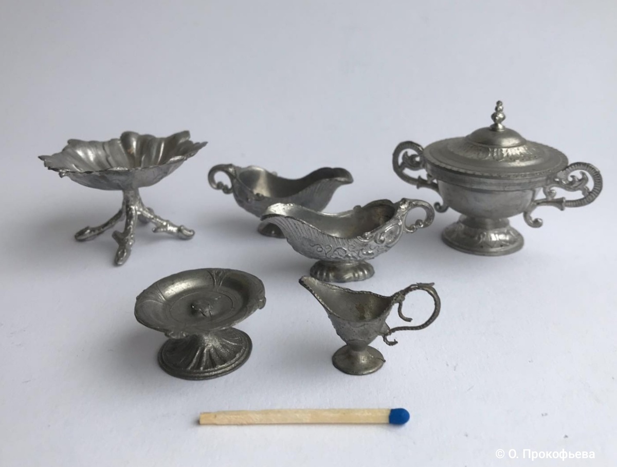 Вазы, соусники, сливочник, супница (в дореволюционных русских каталогах эта посуда проходит как «миска» или «ваза» для супа). Спичка, чтобы лучше понять размеры. Узнаёте?Полномасштабные предметы в наши дни уже стали  коллекционными предметами. 