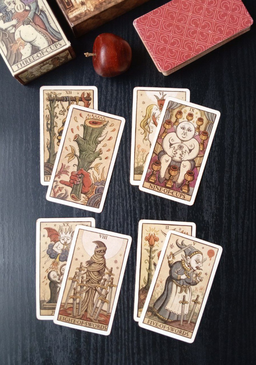 Ответ смотрим на колоде "Таро триумфальной Луны" 