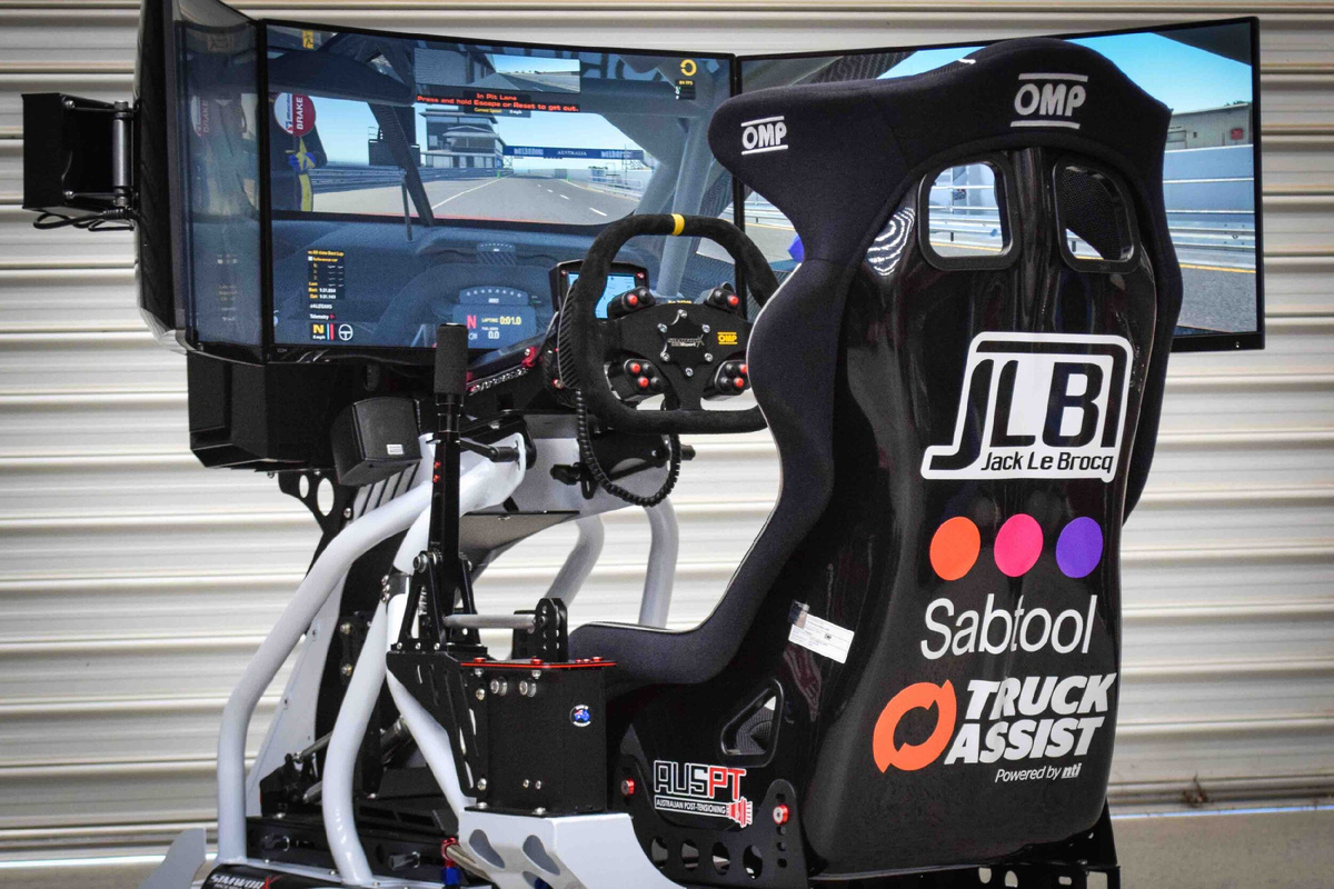 Пример кокпита - стойки для крепления руля, педалей, кресла и монитора для участия в симуляторных заездах