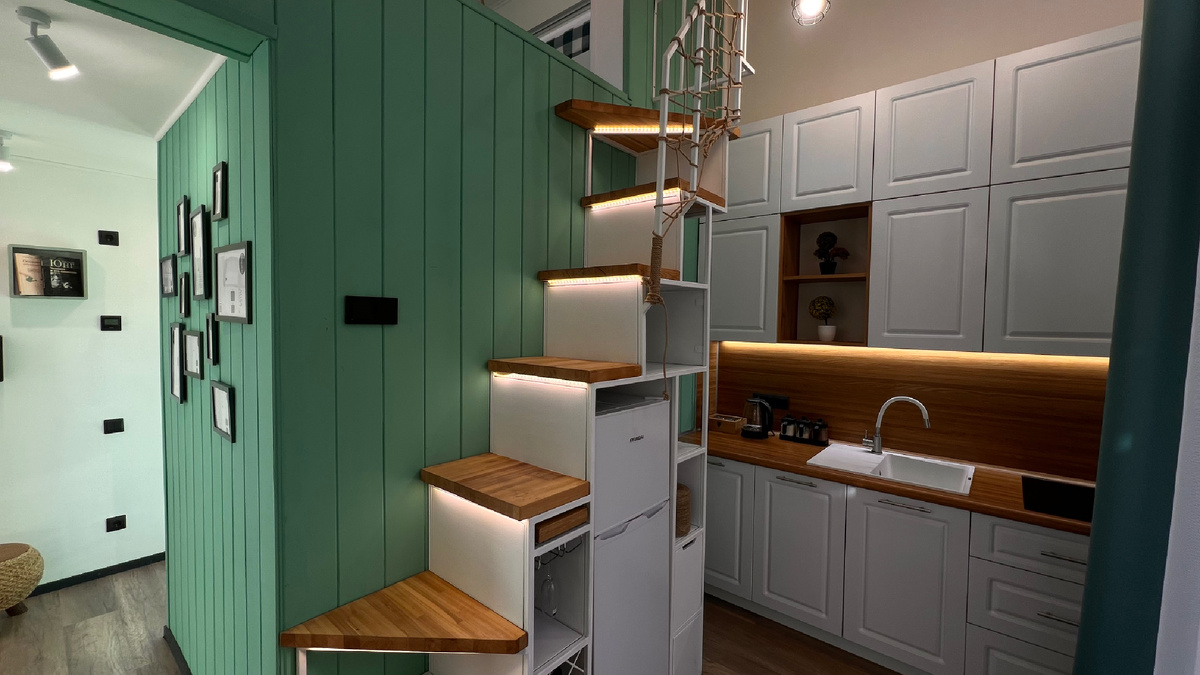 Зеленый двухэтажный дом