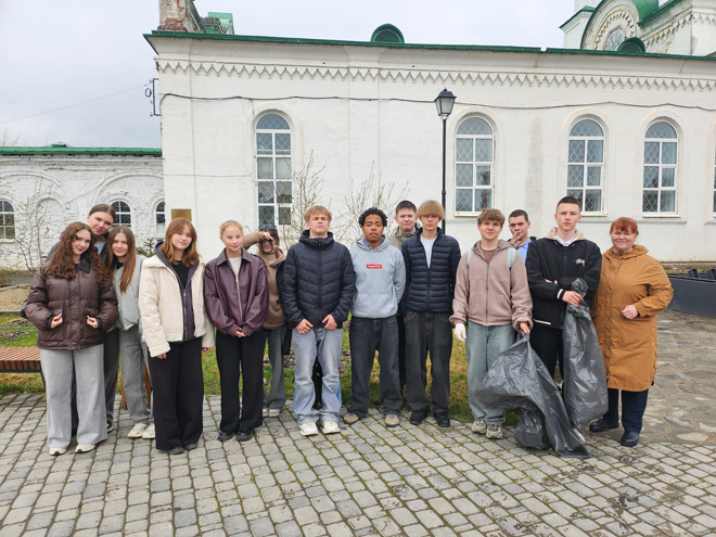 Учащиеся 9 «д» класса школы № 10 и их классный руководитель Ольга Вячеславовна Трапезникова