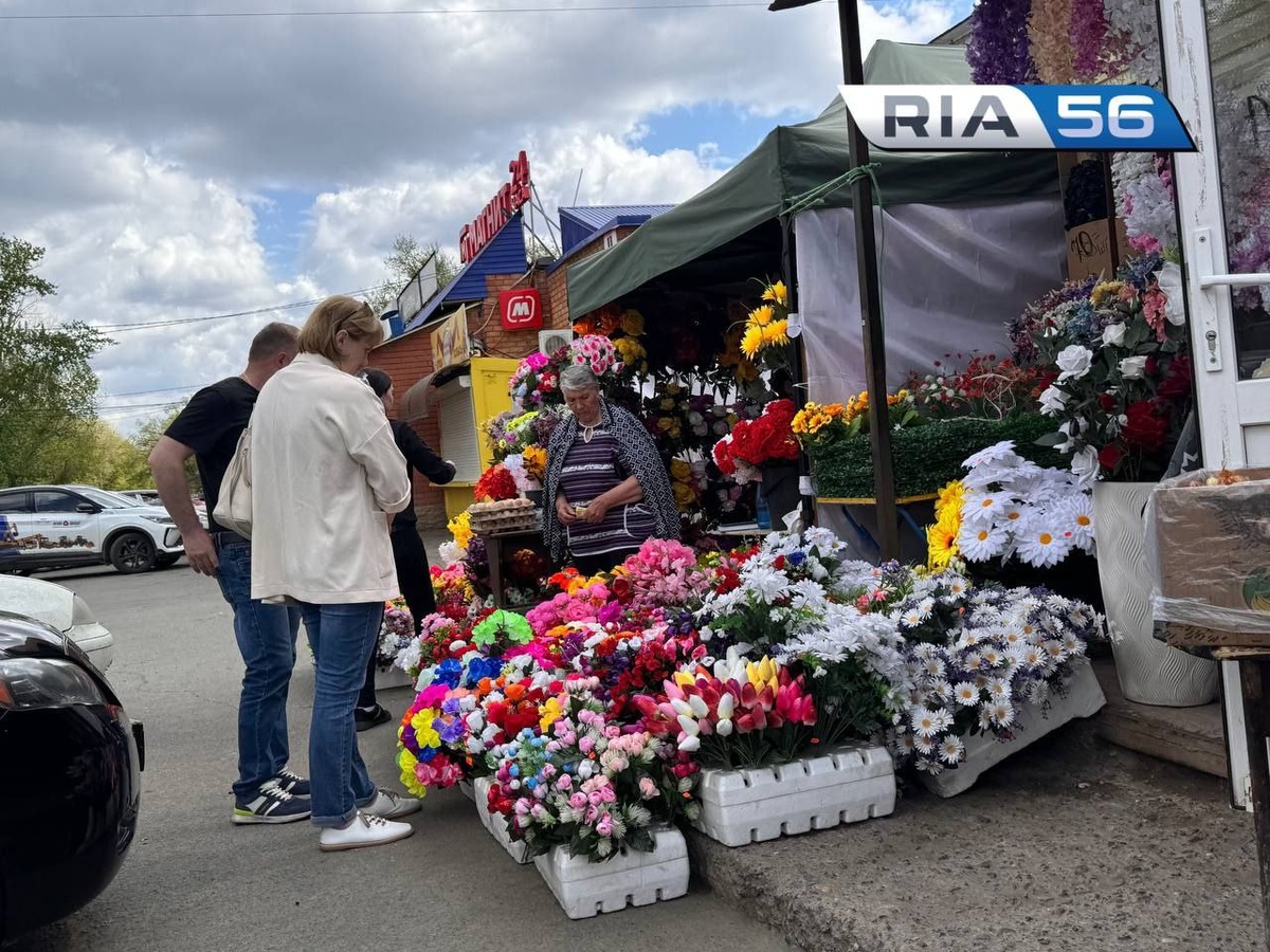  📷    Сколько в Оренбурге стоят искусственные цветы на Радоницу Марина Шарт