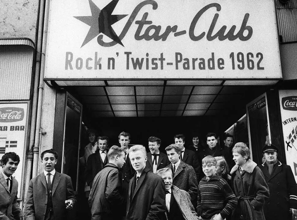 Фанаты у клуба Star-Club в Гамбурге, 1962.