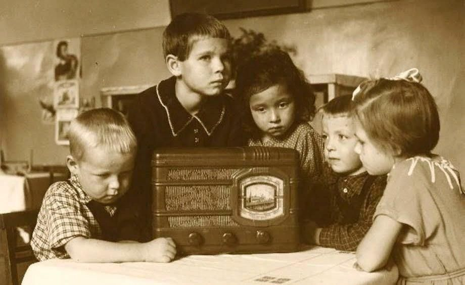Ребятишки слушают радиопрограмму для детей