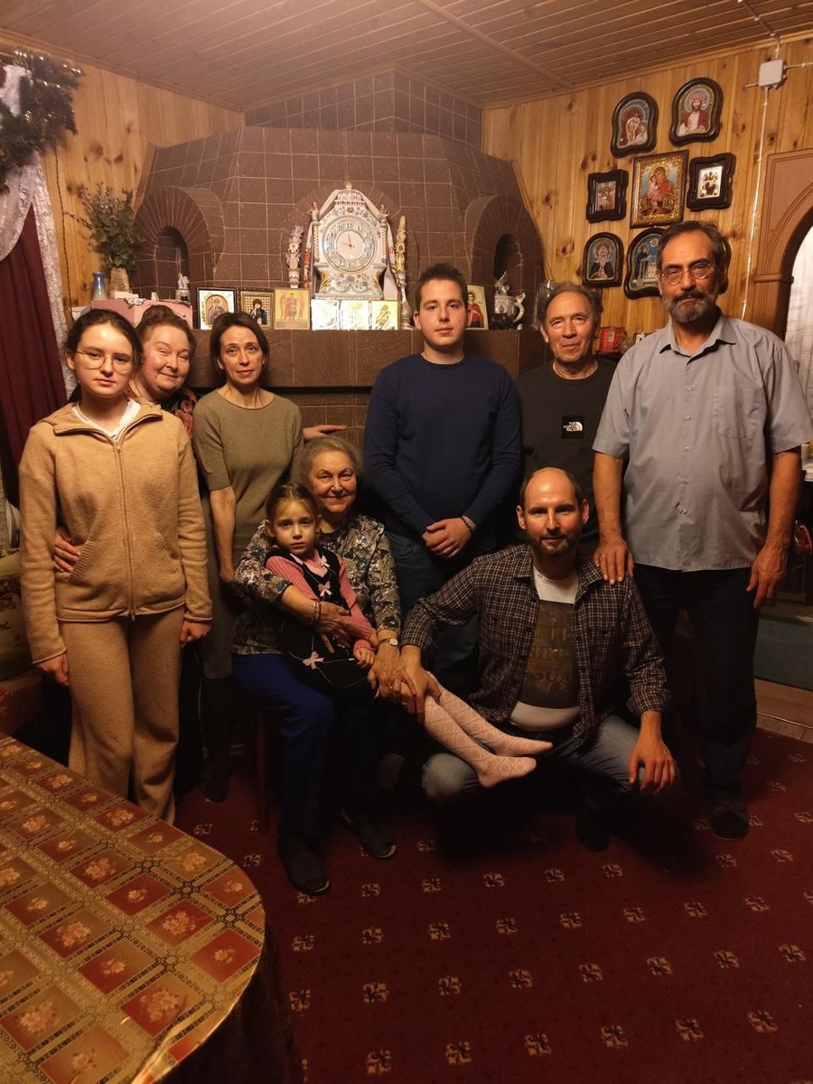 В доме на даче в кругу близких родных, 2024 год
