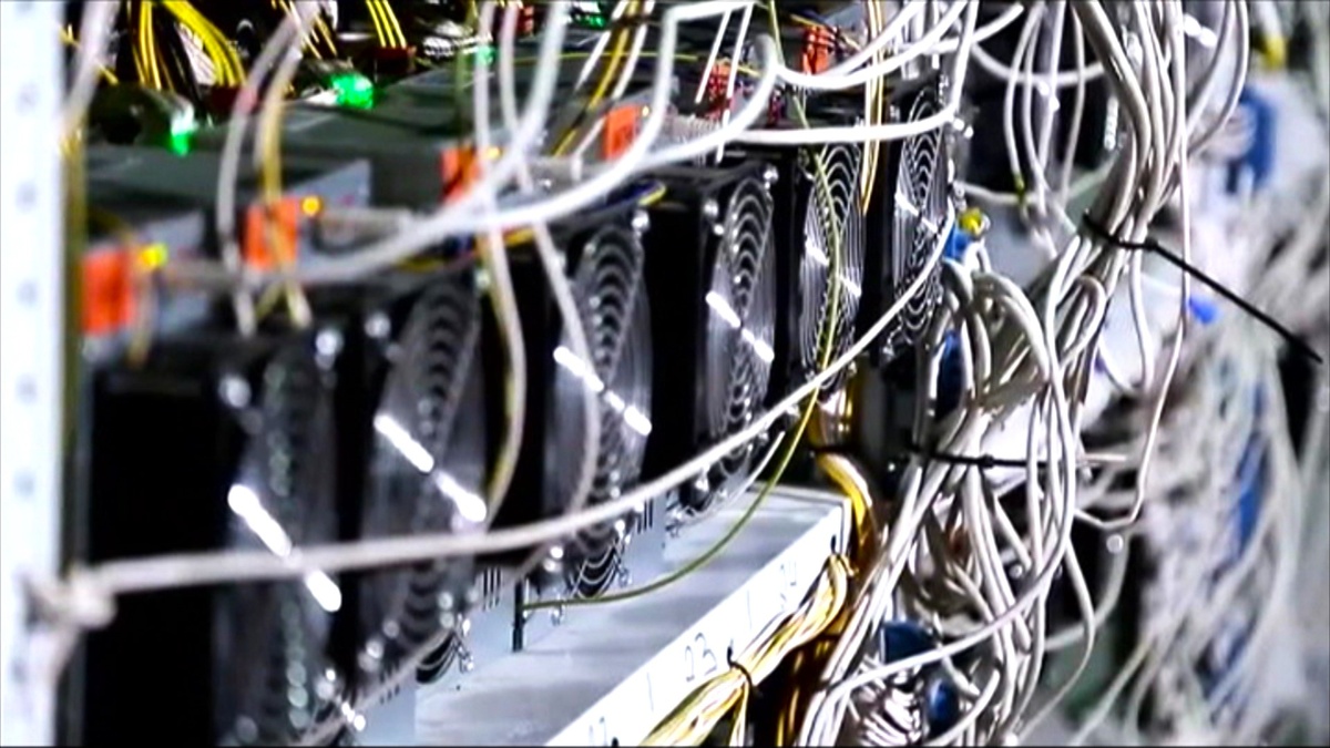    Педагога из Нефтеюганска накажут за майнинговую ферму в школе