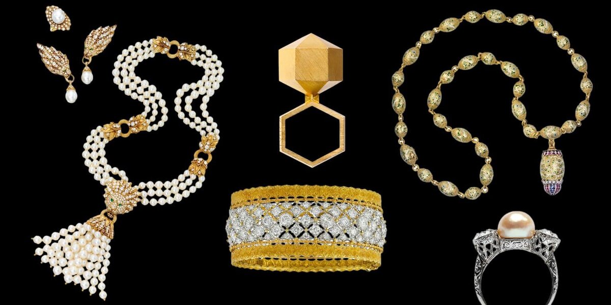 По часовой стрелке, начиная с верхнего левого угла: ожерелье, серьги и кольцо в виде льва Van Cleef & Arpels , 1970-е гг.; геометрическое золотое кольцо Peter Skubic , 1978 г.; сотуар Cazzaniga с рубинами, сапфирами, бриллиантами, эмалью и золотом , ок. 1970 г.; кольцо с жемчугом и бриллиантами Black Starr and Frost , ок. 1905 г.; браслет-браслет Buccellati с бриллиантами и золотом, 1960 г.