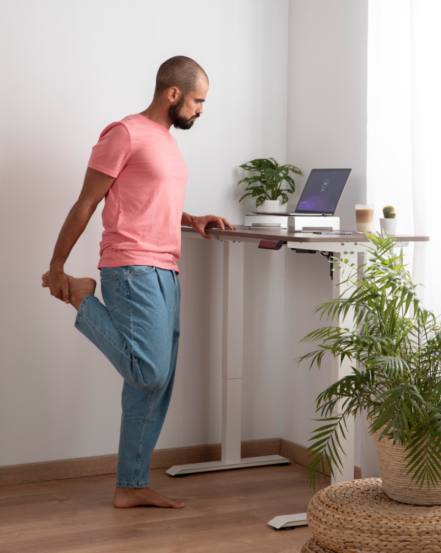 Если поддерживать правильное положение сидя не получается, попробуйте работать стоя или чередовать положения. Источник: freepik.